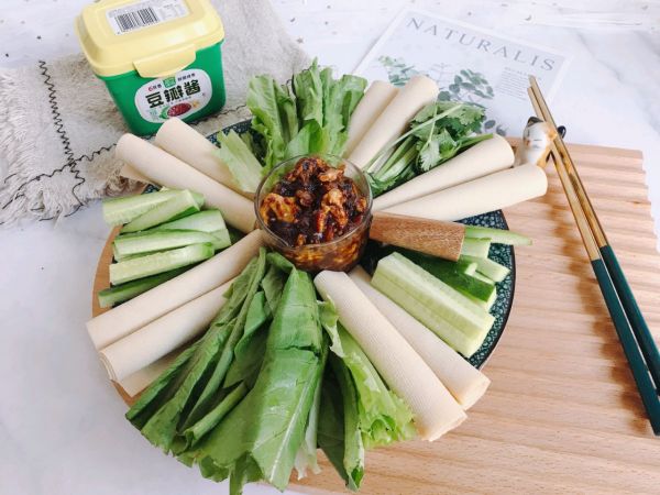 葱伴侣豆瓣酱能蘸善炒 豆皮卷蔬菜