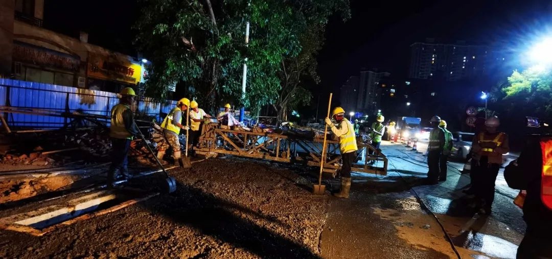 注意!这段道路日夜施工,夜间路过的市民要小心!