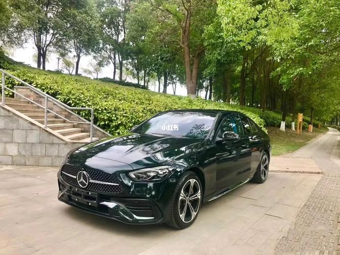 奔驰墨绿色轿车是奔驰e300 coupe