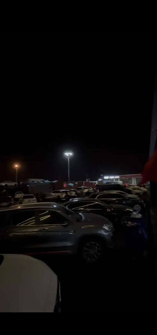 现在天津各大高速服务区都是车,都在等晚上12:00,也就是4月29号0点