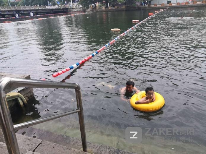 花溪平桥这个野泳地转正了!划分出安全流域专供市民游泳