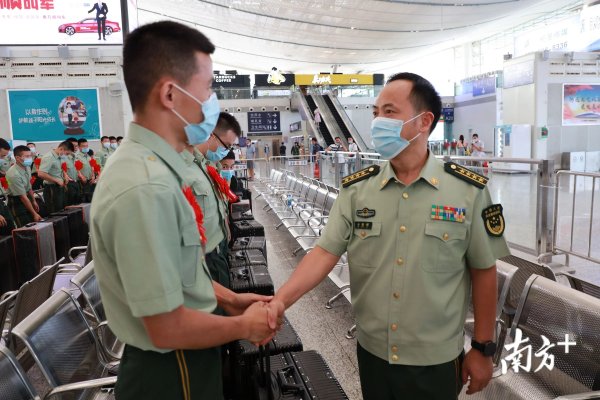 再敬一个军礼!武警深圳支队车站送别老兵