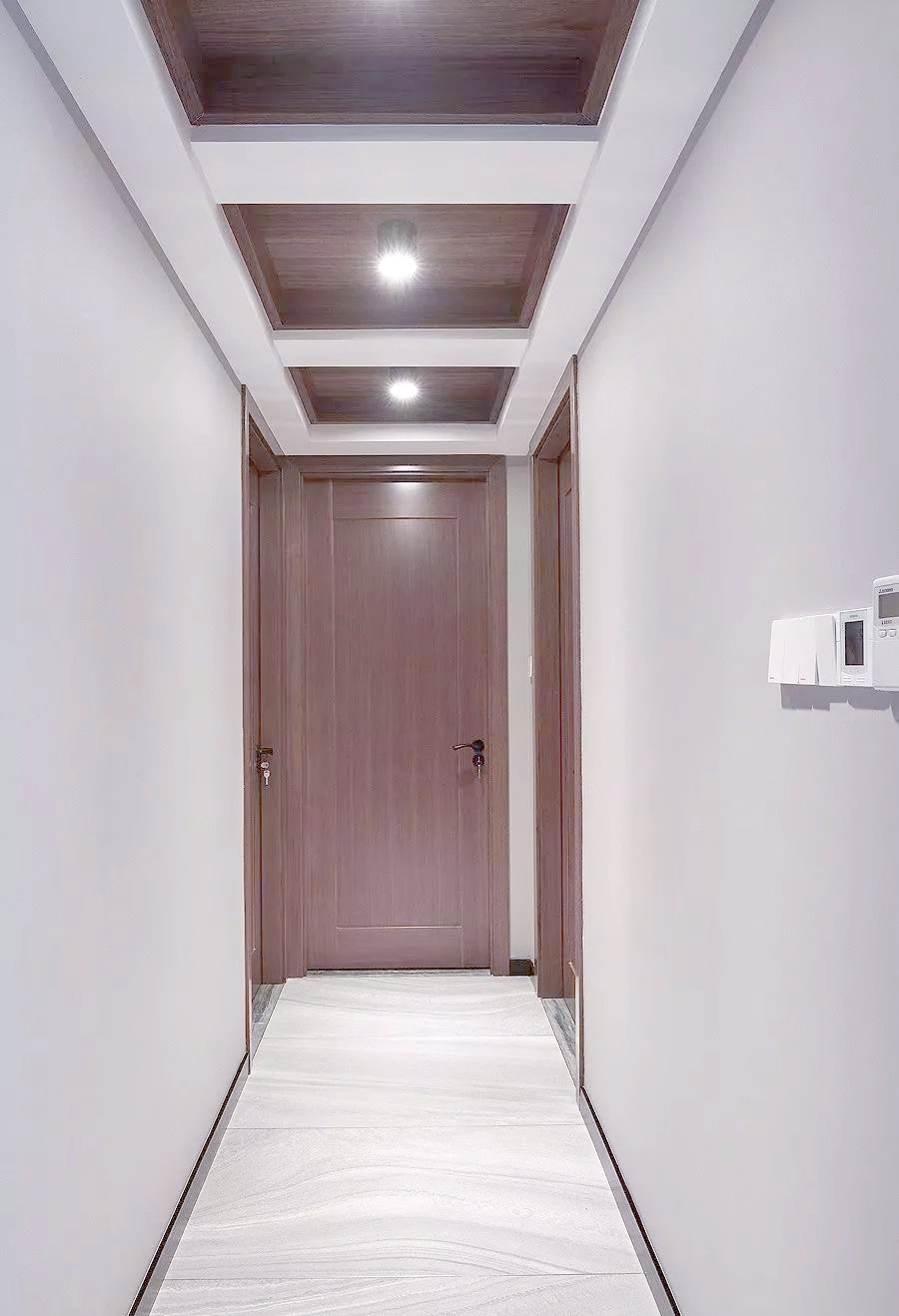 走廊过道的吊顶同样适宜打造一个假梁造型