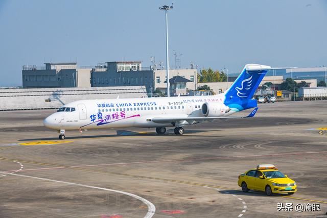 華夏航空首架arj21國產飛機抵達重慶機場,享受過水門禮遇