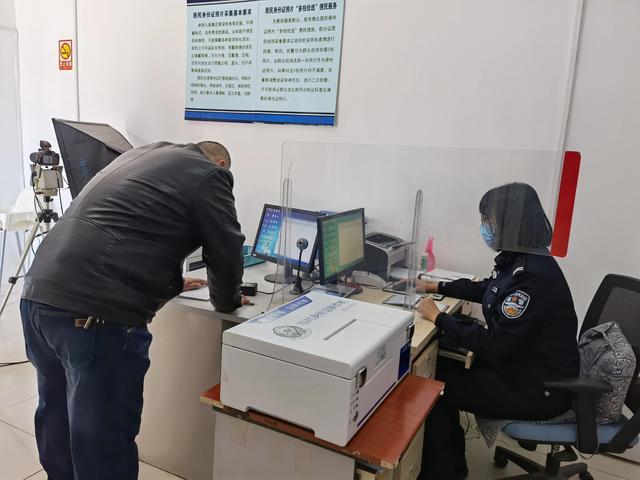 历城分局王舍人庄派出所:春节不打烊户政来帮忙