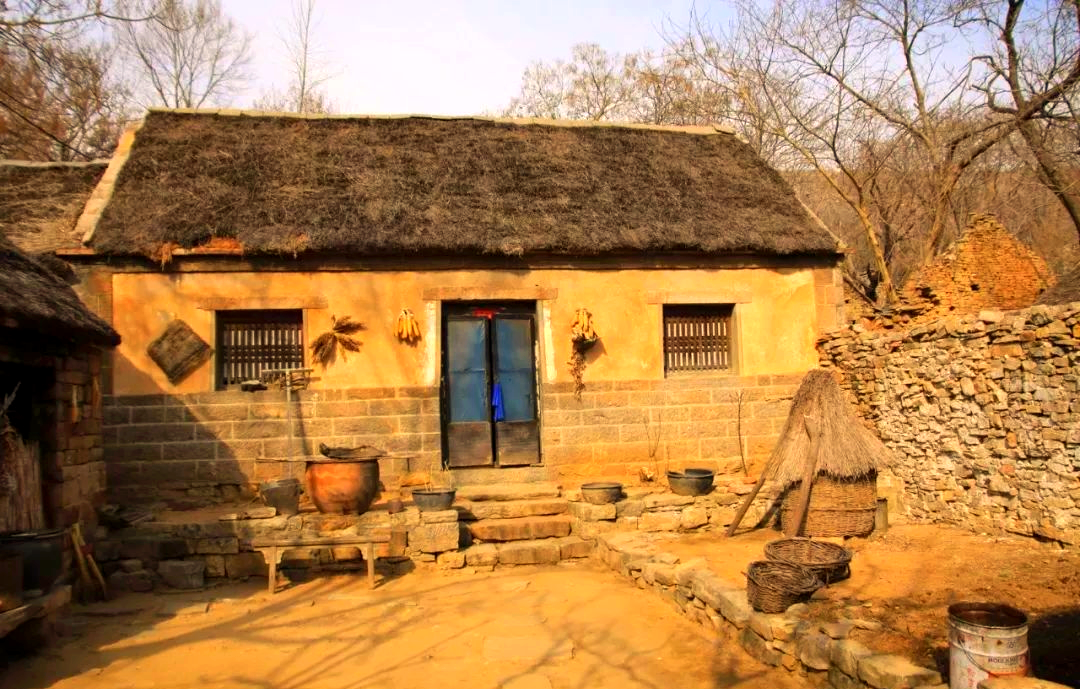 在农村,那些曾经冬暖夏凉的茅草土坯房,如今已难觅踪迹