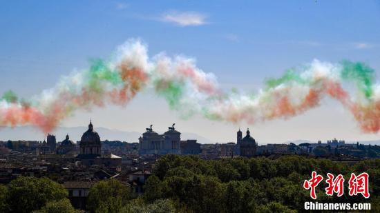 意大利特技飞行表演队庆祝"全国解放日" 空中绘出国旗色