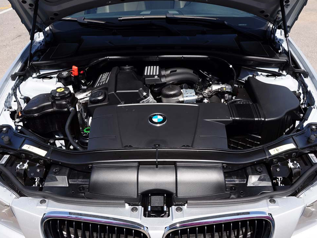 关于宝马320发动机过热的问题,主要原因在于冷却系统存在问题