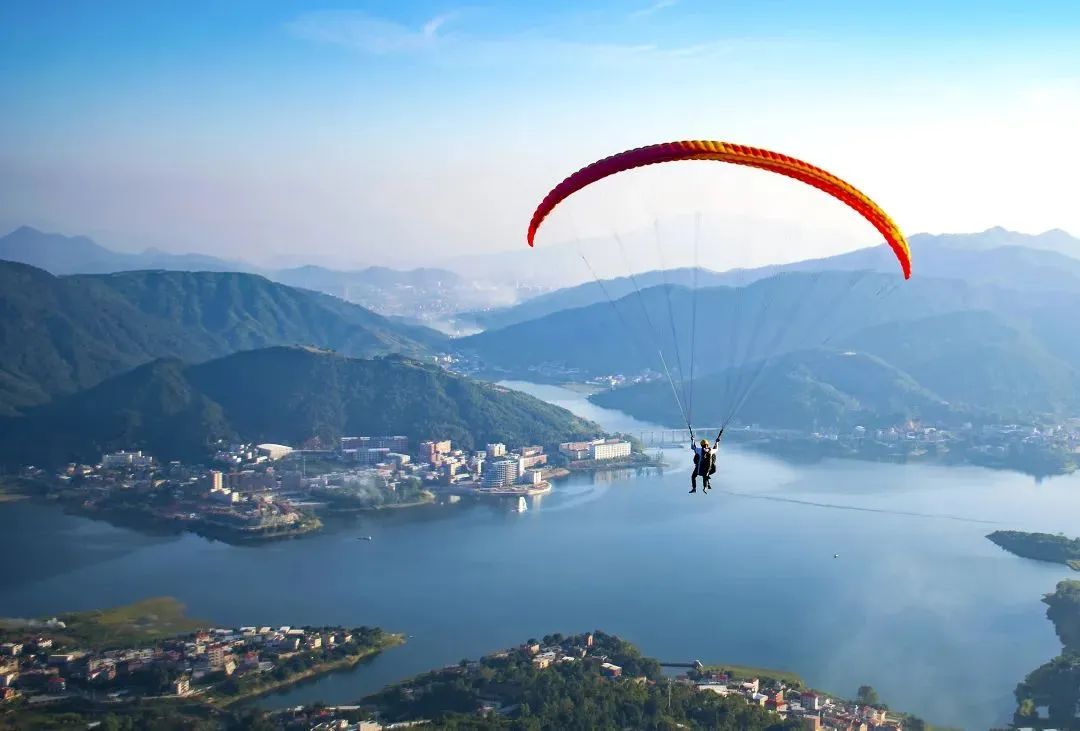 九都滑翔伞基地被誉为中国的"博卡拉",以其得天独厚的地理优势和自然
