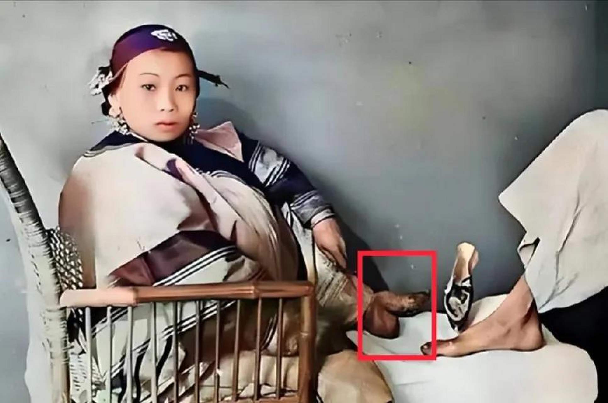 令在场的人同时干呕,由于裹脚布长时间的包裹一种难闻的味道扑鼻而来!