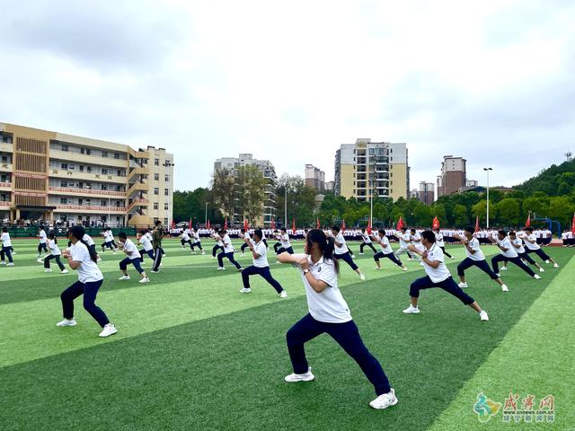 咸宁市青龙山高中举行国防素质教育活动暨2022级新生军训结营仪式