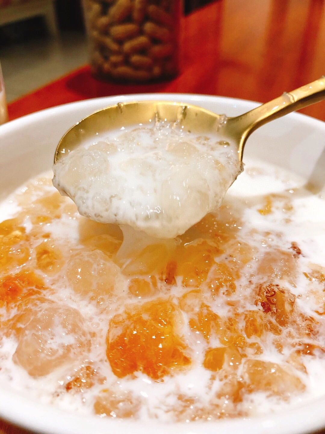 这种被称为"平民燕窝"的桃胶,可以从树上搞下来直接吃吗?