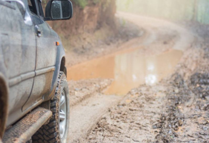驾车通过泥泞路段时要注意什么(二)