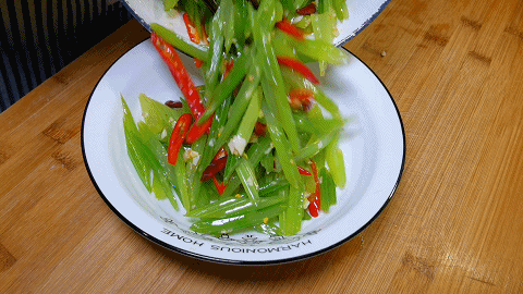 芹菜这样做,太招人喜欢了,一焯水,一炝拌,爽脆开胃特好吃