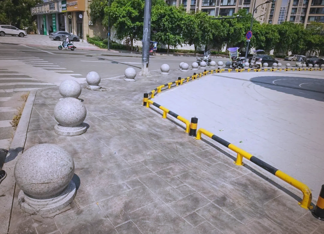 平阳县街头阻车桩问题频发,市民呼吁优化管理