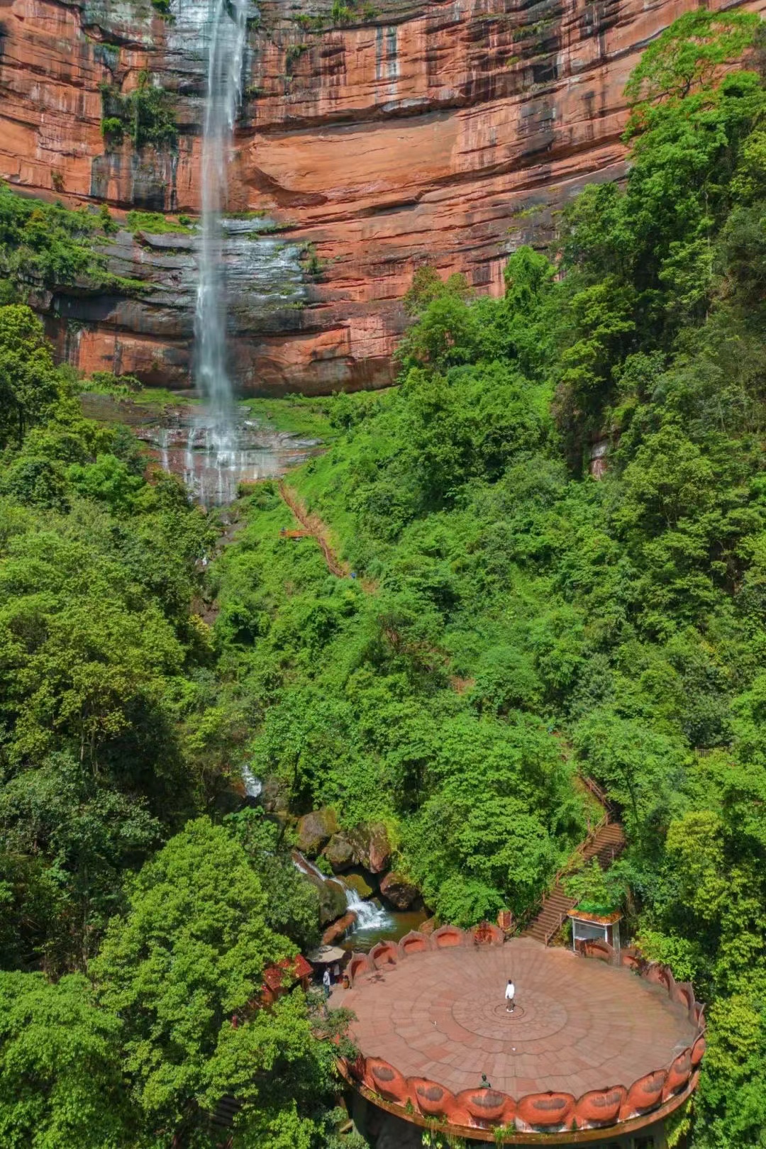 探秘赤水丹霞:佛光岩的自然奇观与心灵对话