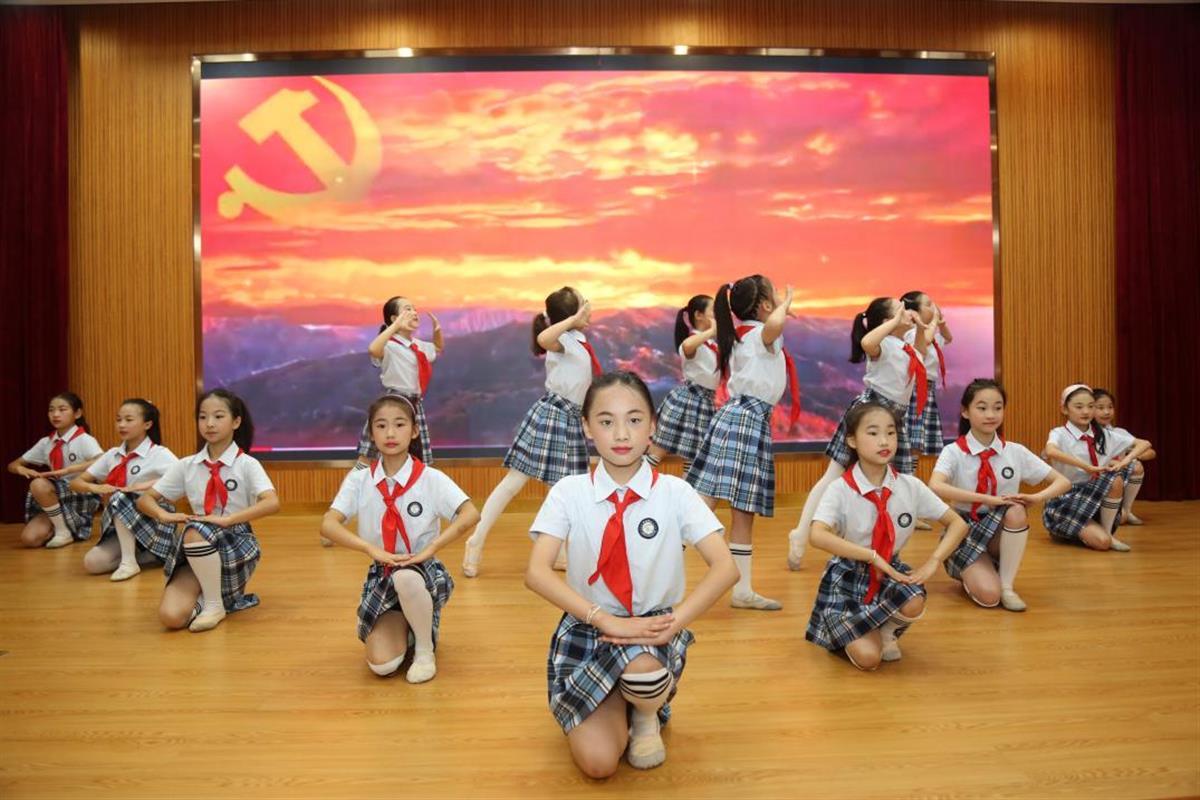 武汉市青山区工人村街开展七一文艺汇演