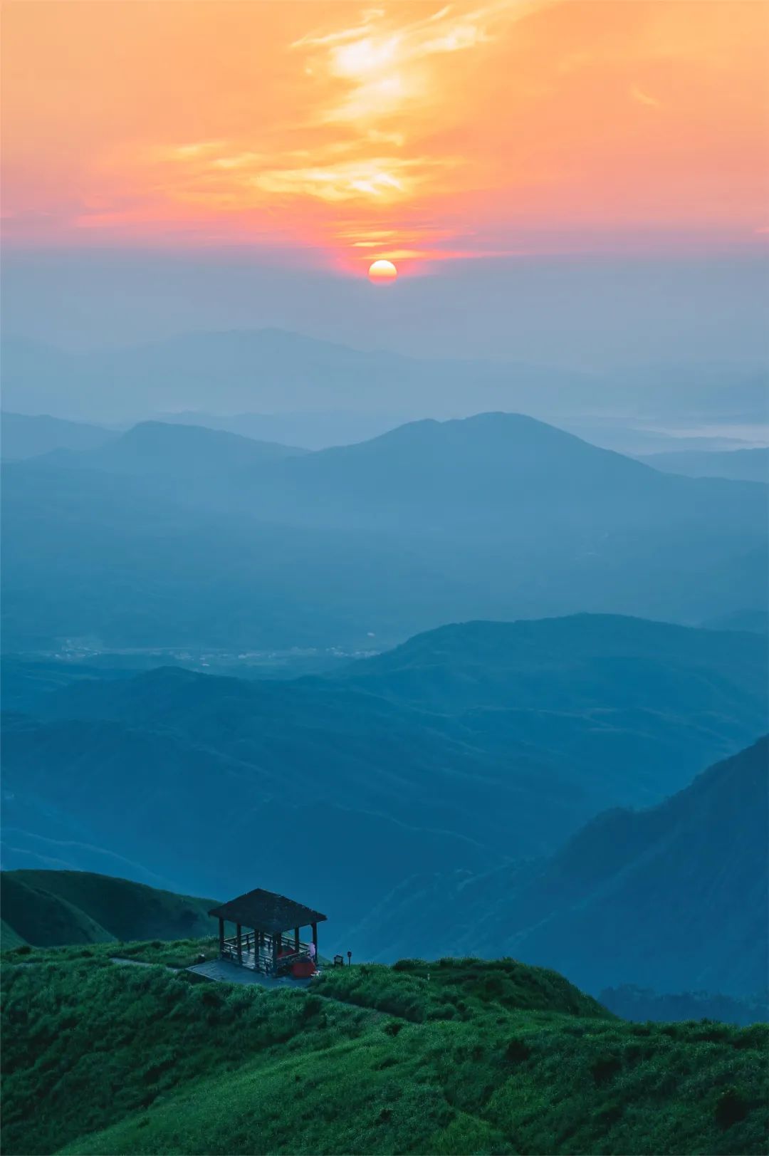 人说,宜春因"城侧有泉,莹媚如春,饮之宜人"而得名.