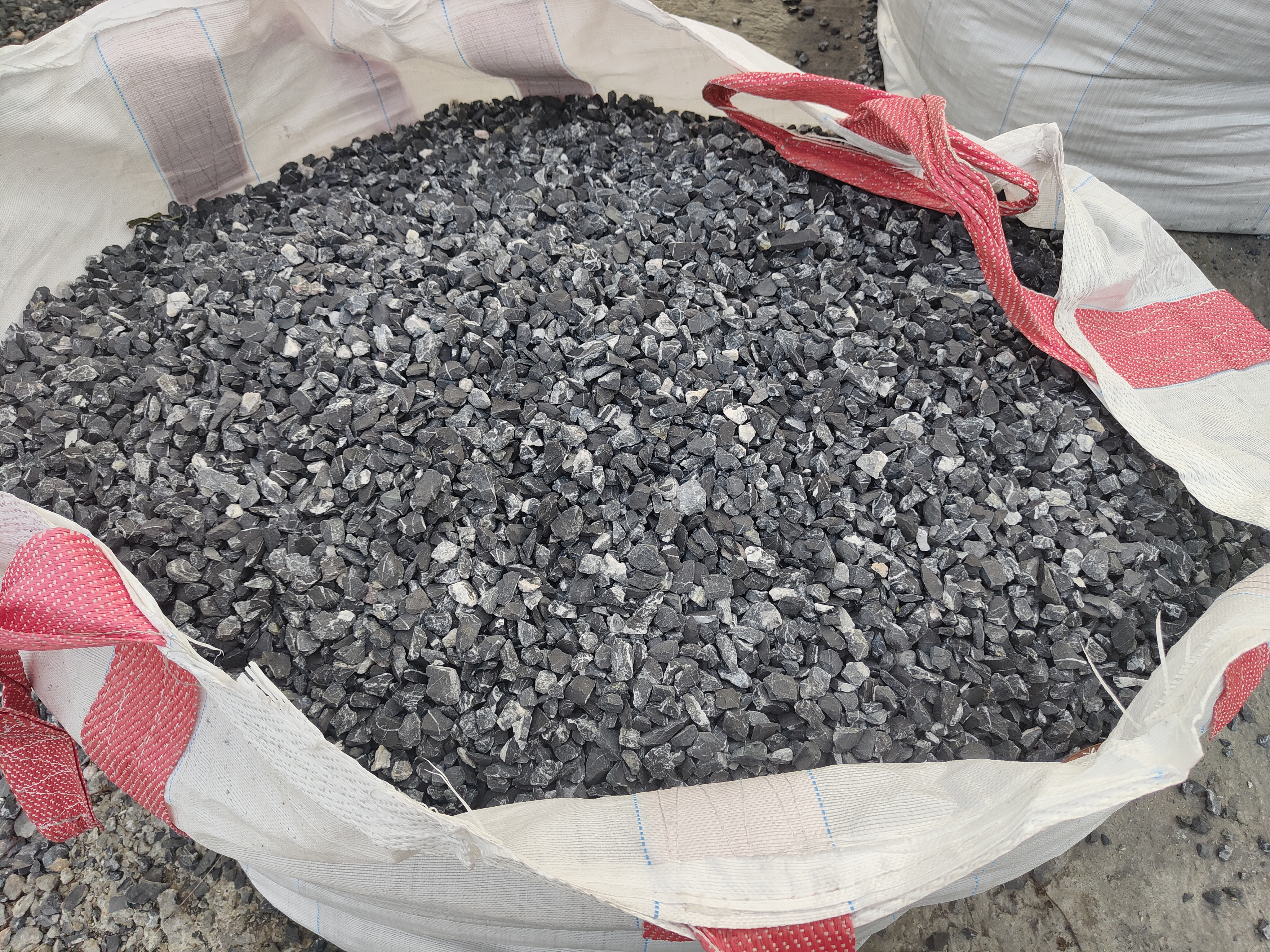 酸洗黑砾石什么价格,酸洗的黑石子多少钱一吨,出口的黑石子图片