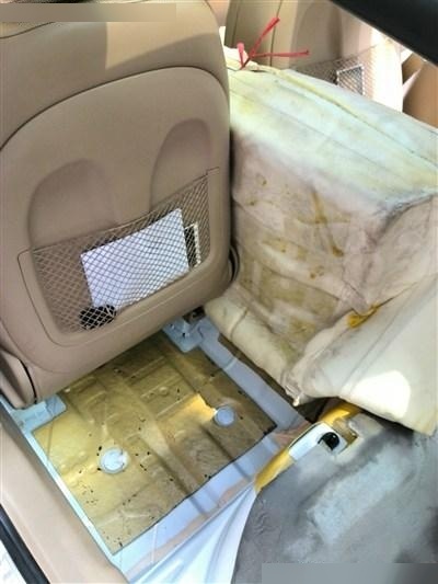 车地毯下面有水怎么办