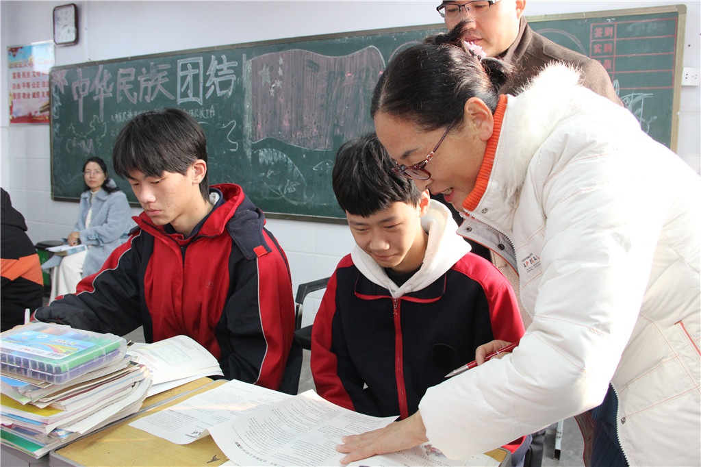 区教育研究中心教研员深入金岭回族中学进行教学视导