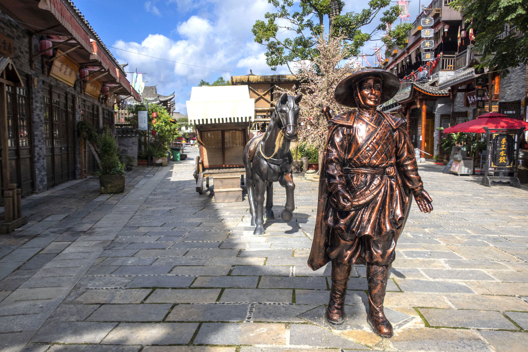 龙里龙门镇武侠文化旅游小镇:雕塑像