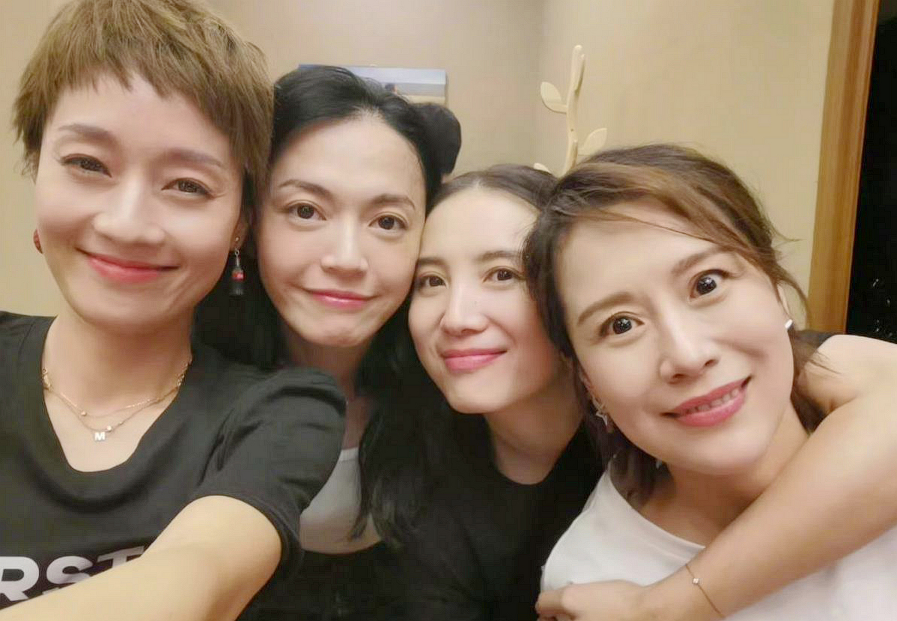 马伊琍姚晨宋佳海清vs邓恩熙张婧仪江依依李兰迪四姐妹,各有千秋!