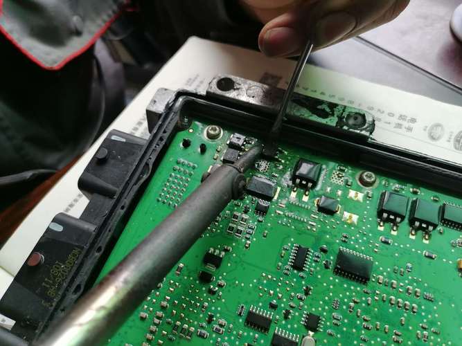 汽车电脑板坏了修要多少钱