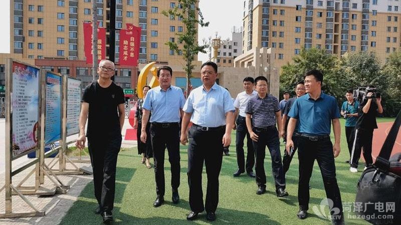 李国珍到菏泽开发区佃户屯中学慰问一线教师