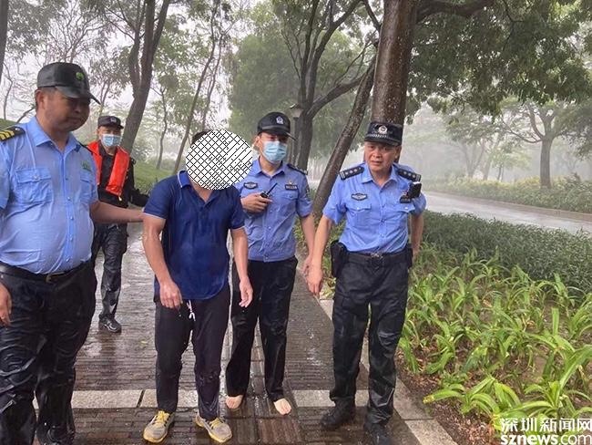 男子想不开跳海自杀 深圳湾派出所民警冒雨营救