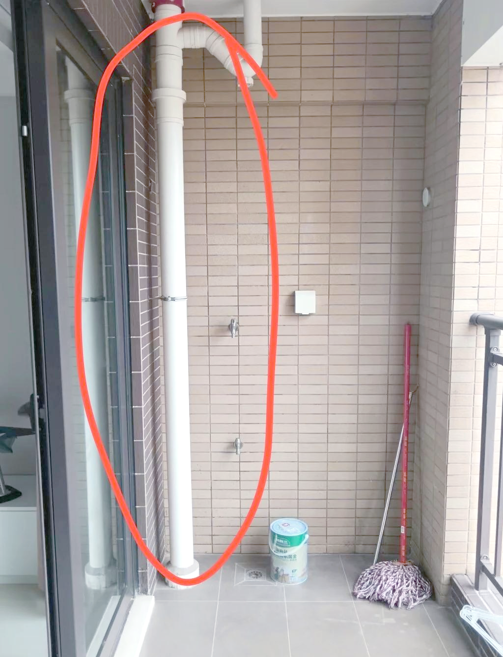 如何美化高层阳台上的排水管道