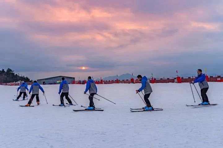 冬奥会引燃冰雪游热潮!磐安滑雪场每天千人滑雪
