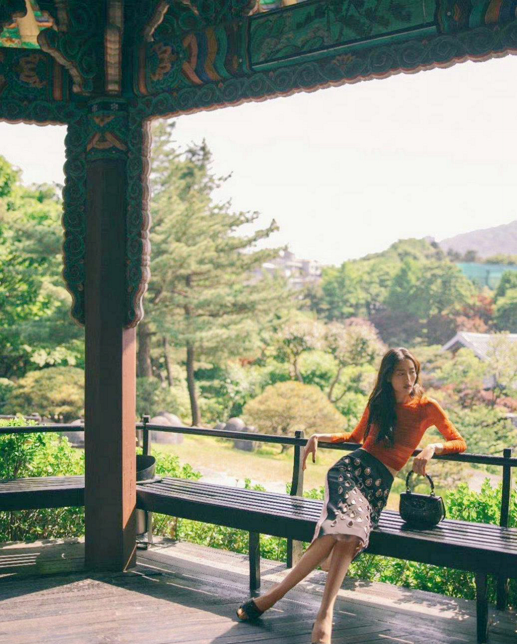 谭明红红色色衣#今天表姐在首尔看了精彩的节目 红色薄纱上衣,搭配