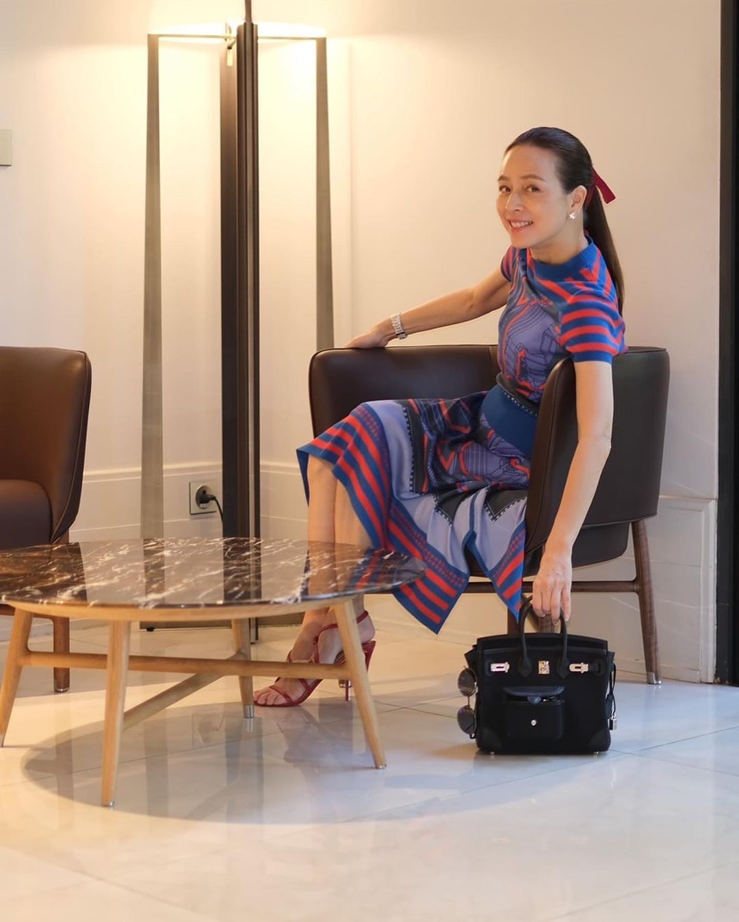 泰国华裔"冻龄美人"伍伦盼,爱马仕放地上挺壕,55岁名媛范很足