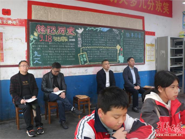 会同县委副书记,县长苏振赴林城镇中学开展推门听课活动