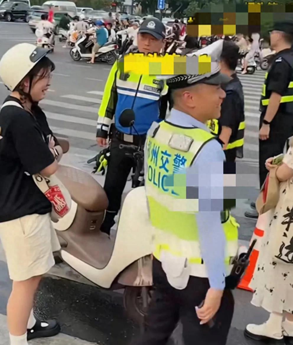 女孩骑电动车被交警拦下,情绪激动并委屈的哭起来