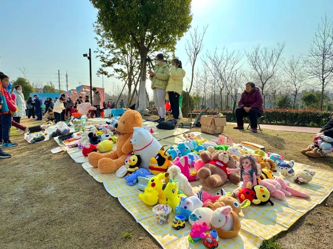 便民服务,跳蚤市场……泗泾镇学雷锋爱心集市人气旺