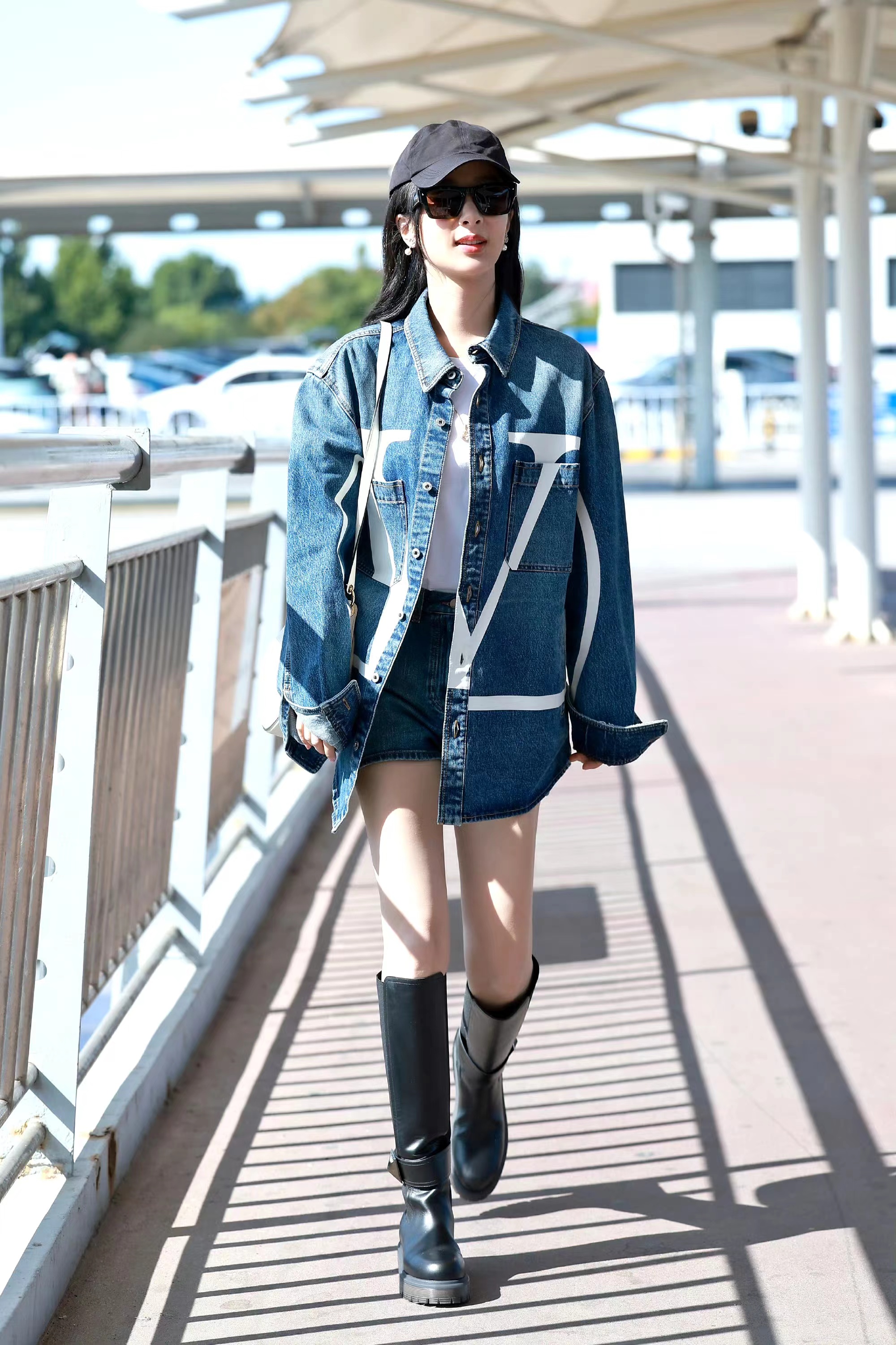 杨紫启程巴黎时装周,牛仔套装搭长筒靴走机场,洋气时髦!