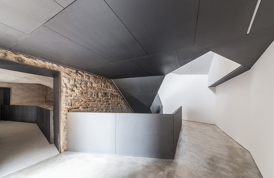 「建筑界」意大利图书馆的室内楼梯与众不同,整体建筑由石头堡垒改造