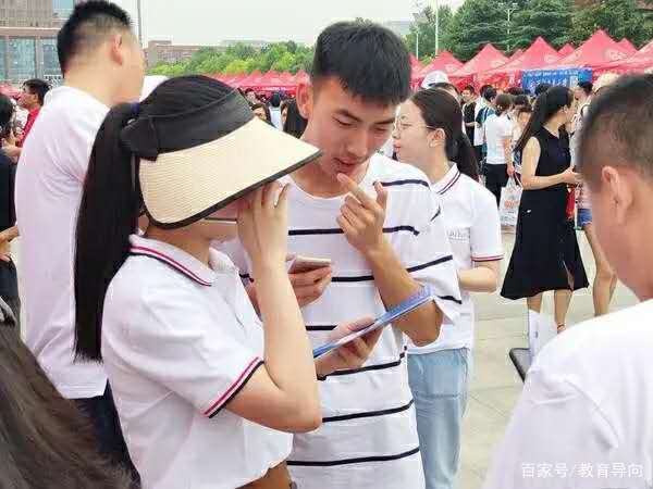 关于部分省份「国家专项计划」高招多轮征集志愿仍报不满，这一利好农村学生就读重点高校的举措为何「遇冷」？的信息