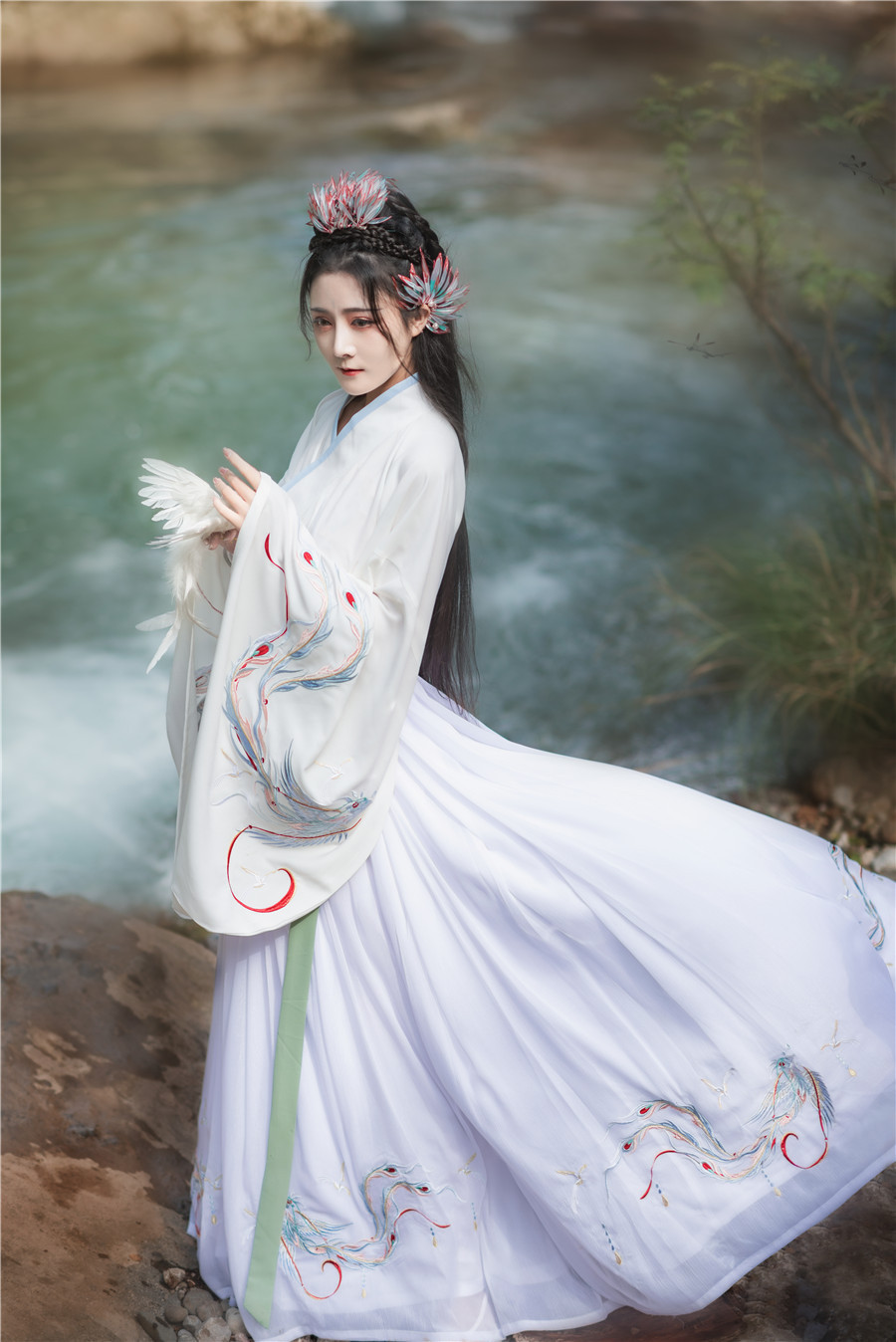 干净的白色系汉服,清新飘逸仙气十足,简约中带着华丽气息