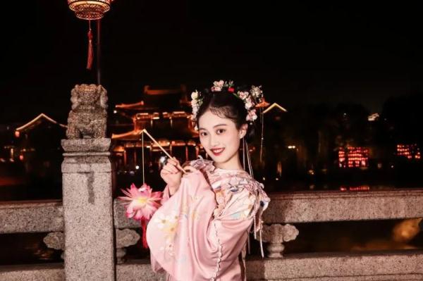 河南"诗词才女"邓雅文,被华东师大录取了!