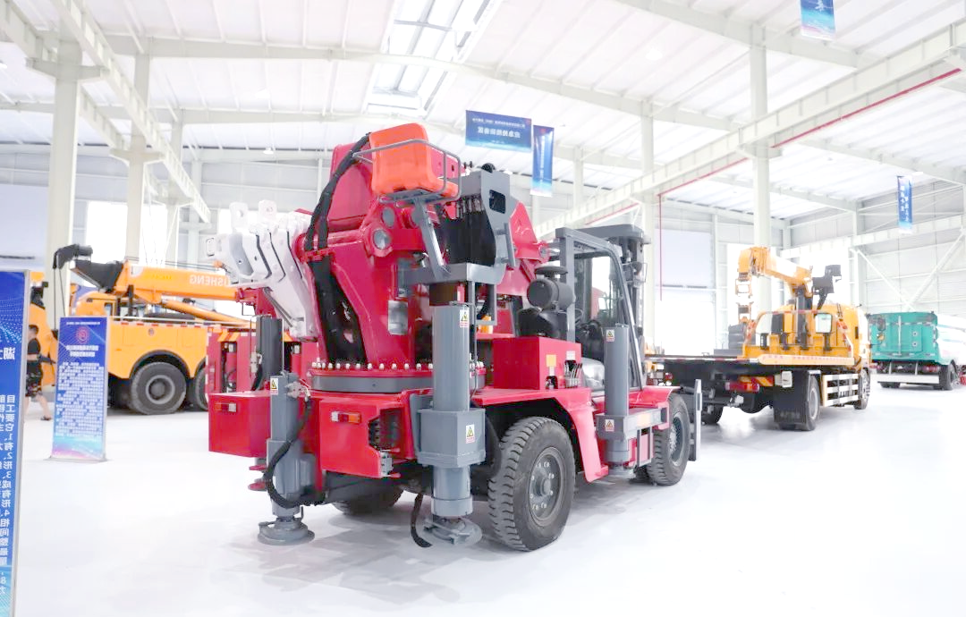 小车身大能量:湖北江威50吨叉车尾吊的崛起之路