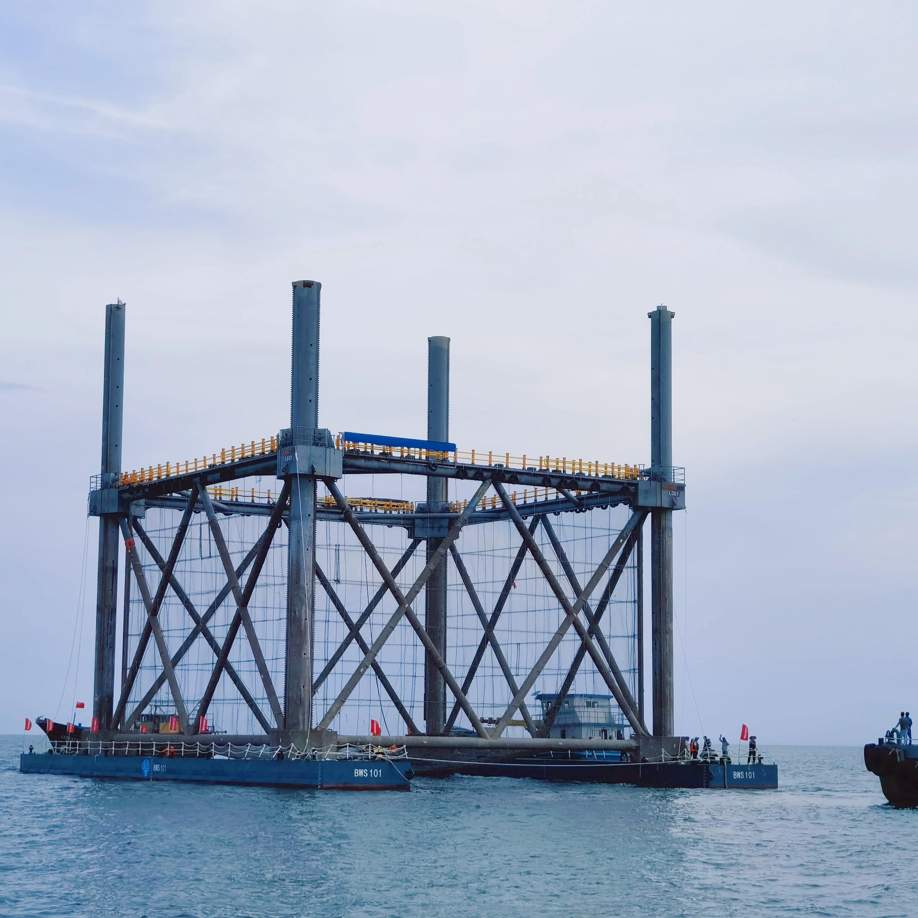 全国首台自升式桁架类网箱正式下水投产