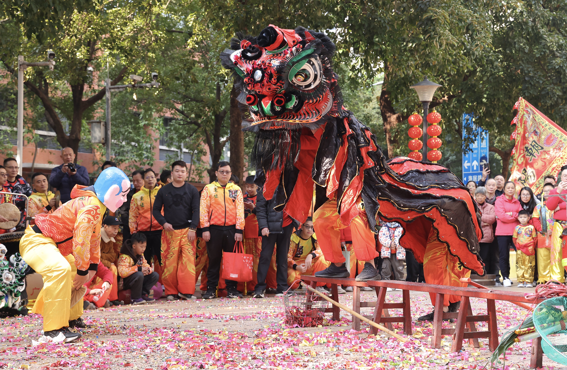 多图|喜气洋洋贺新春!广州天河石牌正月初一醒狮采青纳福