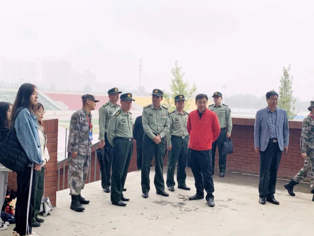 陆军边海防学院副院长张东晓,我校副校长李京昊走访慰问军训师生