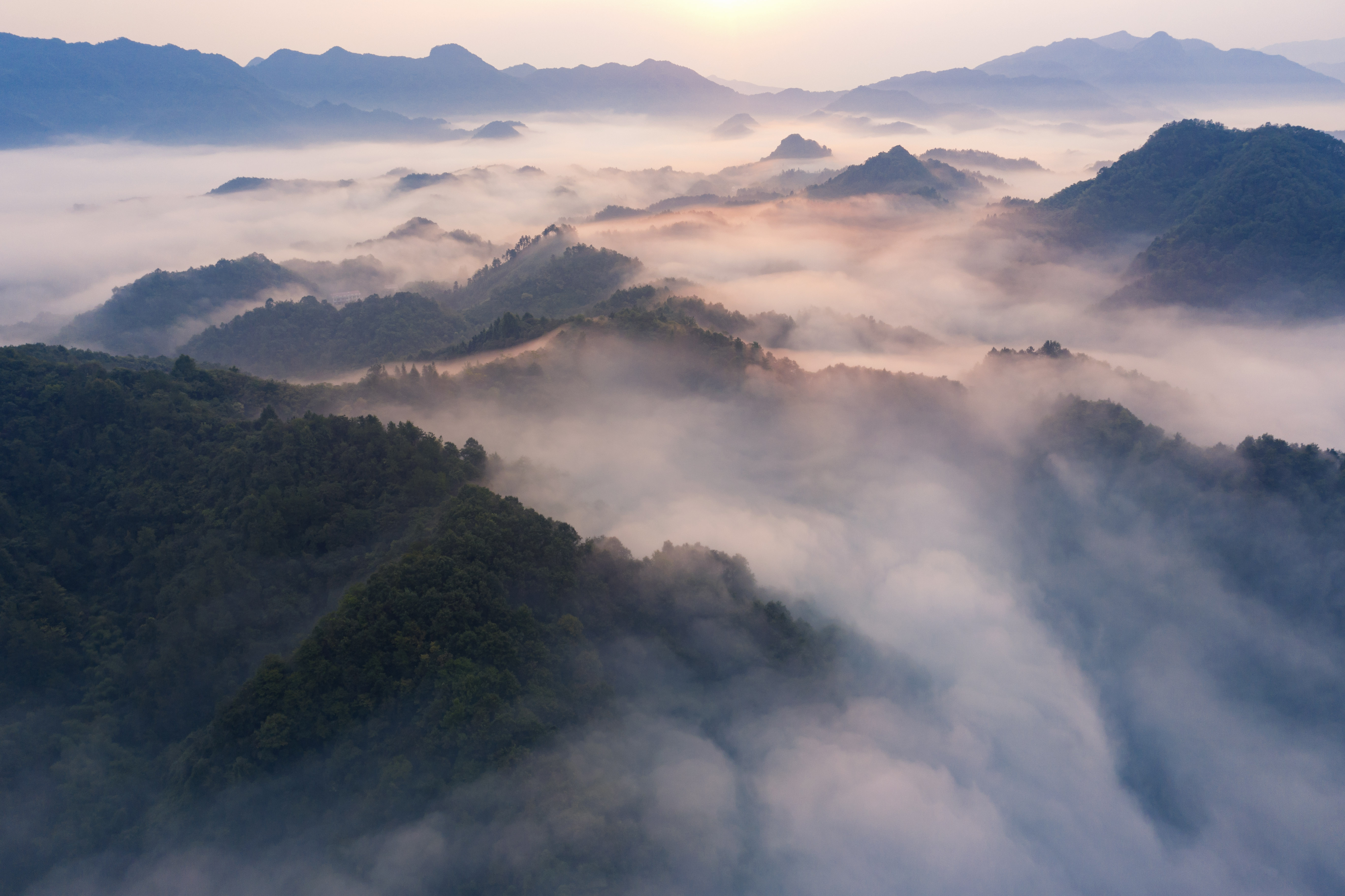 安徽霍山:青山如黛 白云似锦
