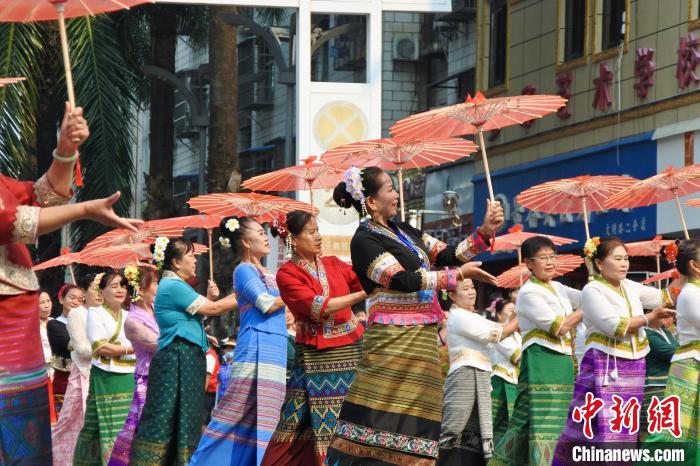 云南景谷泼水节启幕 万人赶摆同欢庆