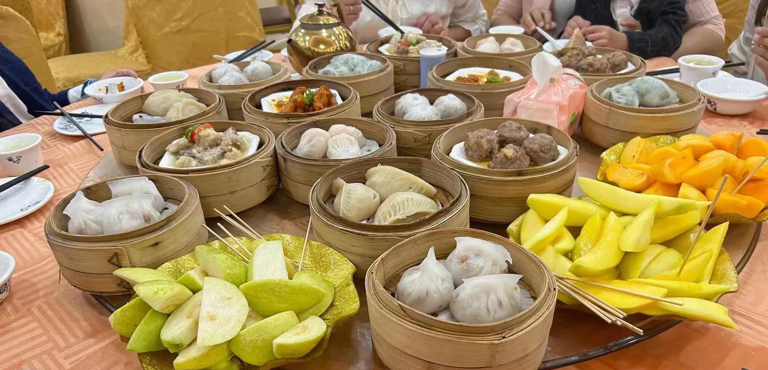 广东人的早茶,我朋友说这一桌要300多块钱,我有点不信,各位说说这一桌