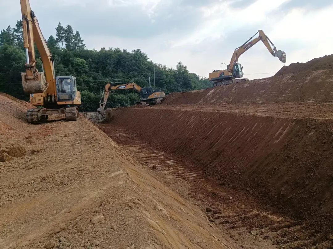 中国安能三局鄱阳县河湖岸线生态保护修复工程穿堤涵管深基坑开挖完成